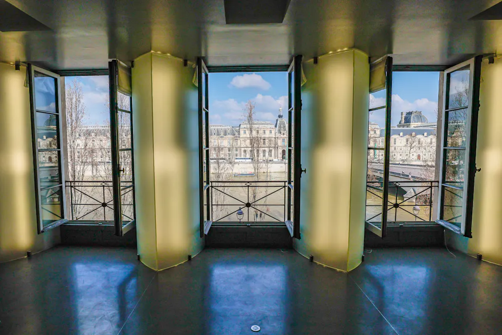 L'appartement a été totalement refait par le couturier dans un style futuriste avec du béton au sol et des pans de verre sablé.