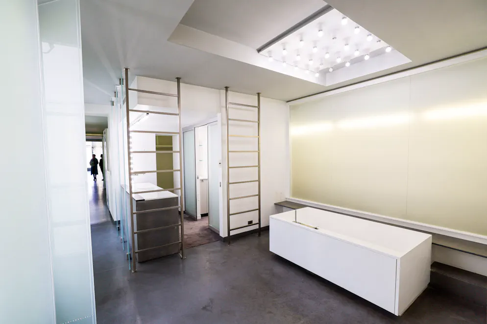 Une partie de la salle de bain de l'appartement futuriste de Karl Lagerfeld.