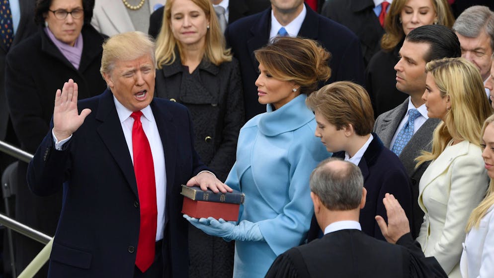 Donald Trump legte bei seiner Amtseinführung als US-Präsident im Jahr 2017 den Amtseid gleich auf zwei Bibeln ab.