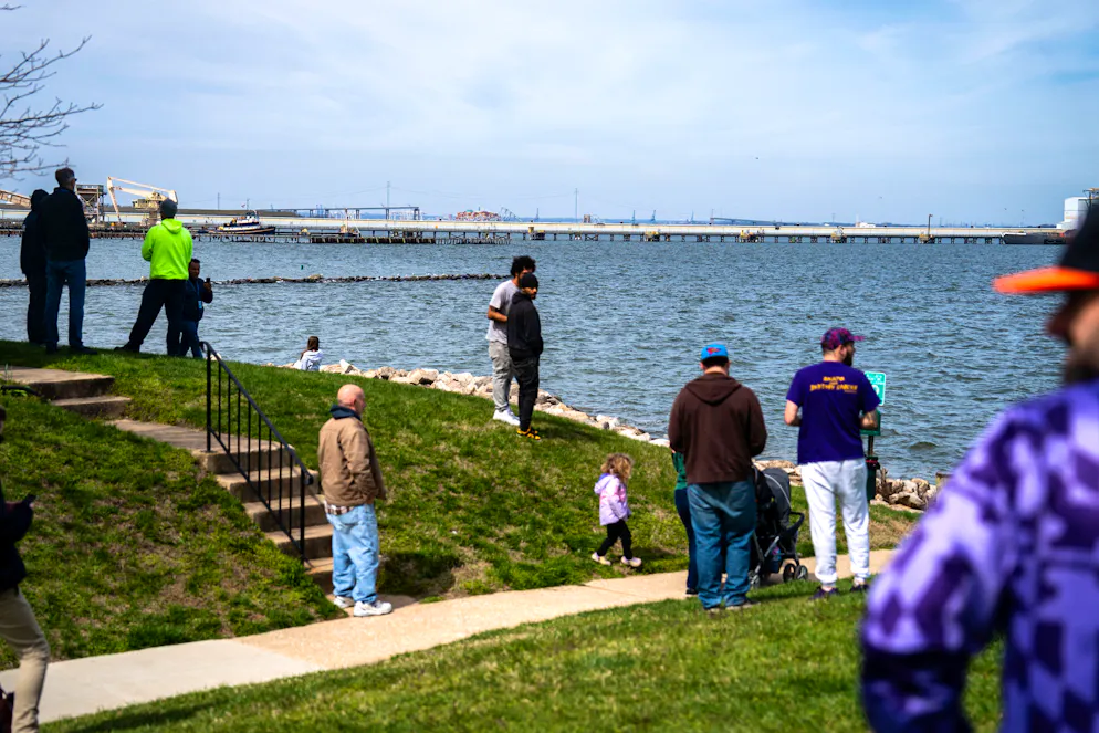 Des habitants regardant de loin le pont Francis Scott Key. 