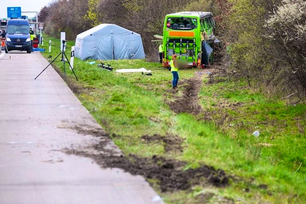 Il Flixbus che si è schiantato sull'autostrada A9.
