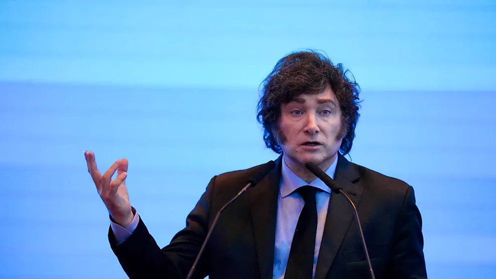 L'annuncio del presidente argentino Javier Milei rientra nel programma di tagli alla spesa portato avanti dal governo ultraliberista.