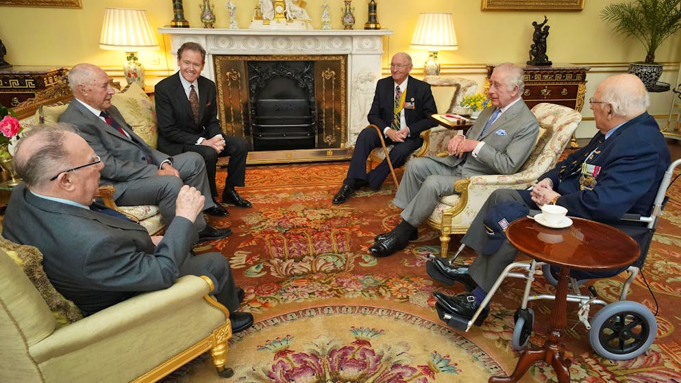 Incontro a Buckingham Palace. Primo appuntamento di Carlo dopo l'annuncio del cancro di Kate