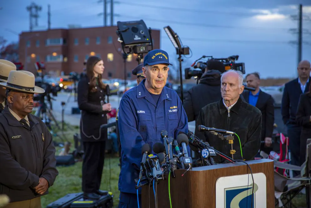 Baltimore. Le contre-amiral Shannon Gilreath, commandant du cinquième district des garde-côtes, s'exprime à Dundalk, dans le Maryland, le mardi 26 mars 2024, alors que les autorités annoncent que les six travailleurs disparus après l'effondrement d'un pont à Baltimore sont présumés morts et que les recherches ont été suspendues jusqu'à mercredi matin.