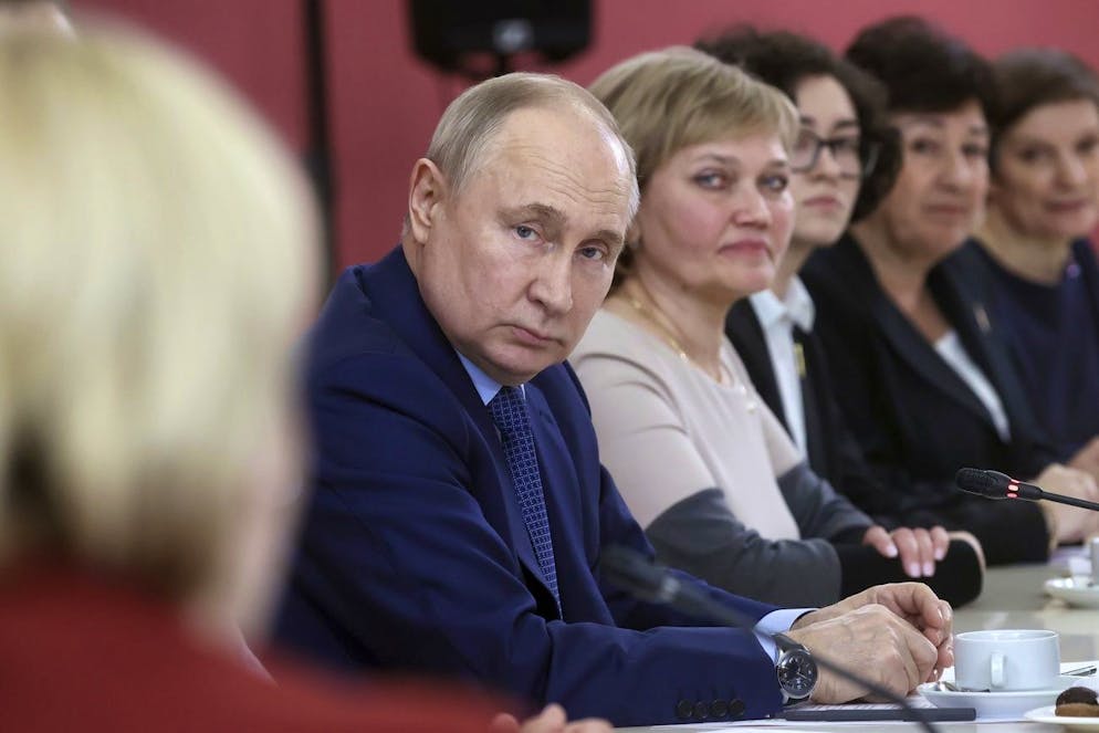 Il Presidente russo Vladimir Putin, al centro, incontra gli operatori culturali della regione di Tver presso il complesso museale dell'Hotel Pozharsky a Torzhok, nella regione di Tver, 217 km a nord-ovest di Mosca, Russia, mercoledì 27 marzo 2024.