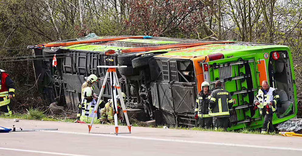 L'autoroute a été fermée pendant plusieurs heures entre Berlin et Munich, dans les deux sens. Il a fallu trois heures pour redresser le véhicule et extraire les corps de certaines victimes.