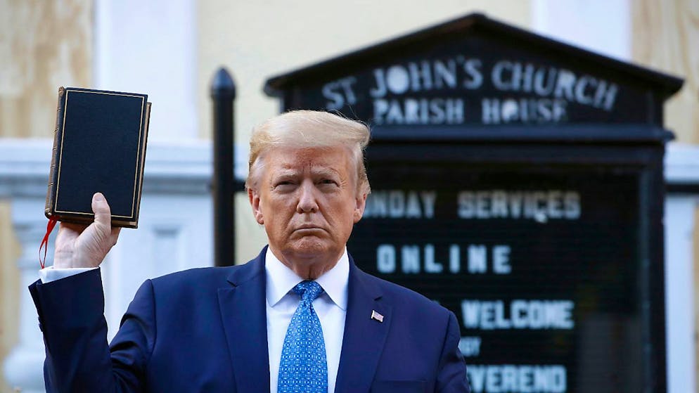 "Tutti dovrebbero avere la bibbia in casa. È il mio libro preferito", afferma Donald Trump. (foto d'archivio)