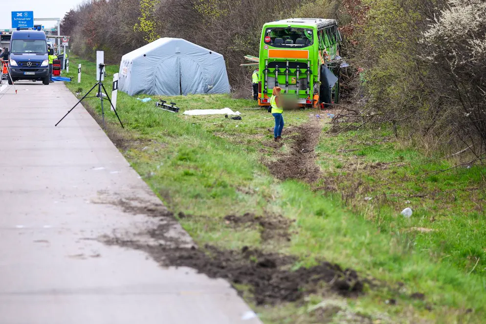 Die Spur des verunglückten Flixbus' auf der A9 bei Leizpig. 