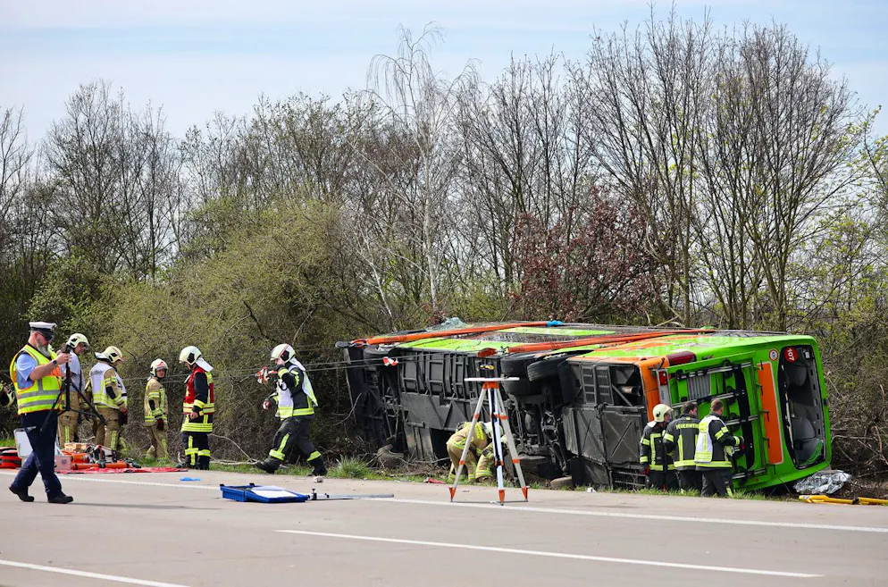 Der verunglückte Flixbus neben der Autobahn.
