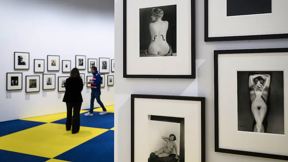 L'exposition réunit 188 photographies de Man Ray, issues d'une collection privée.