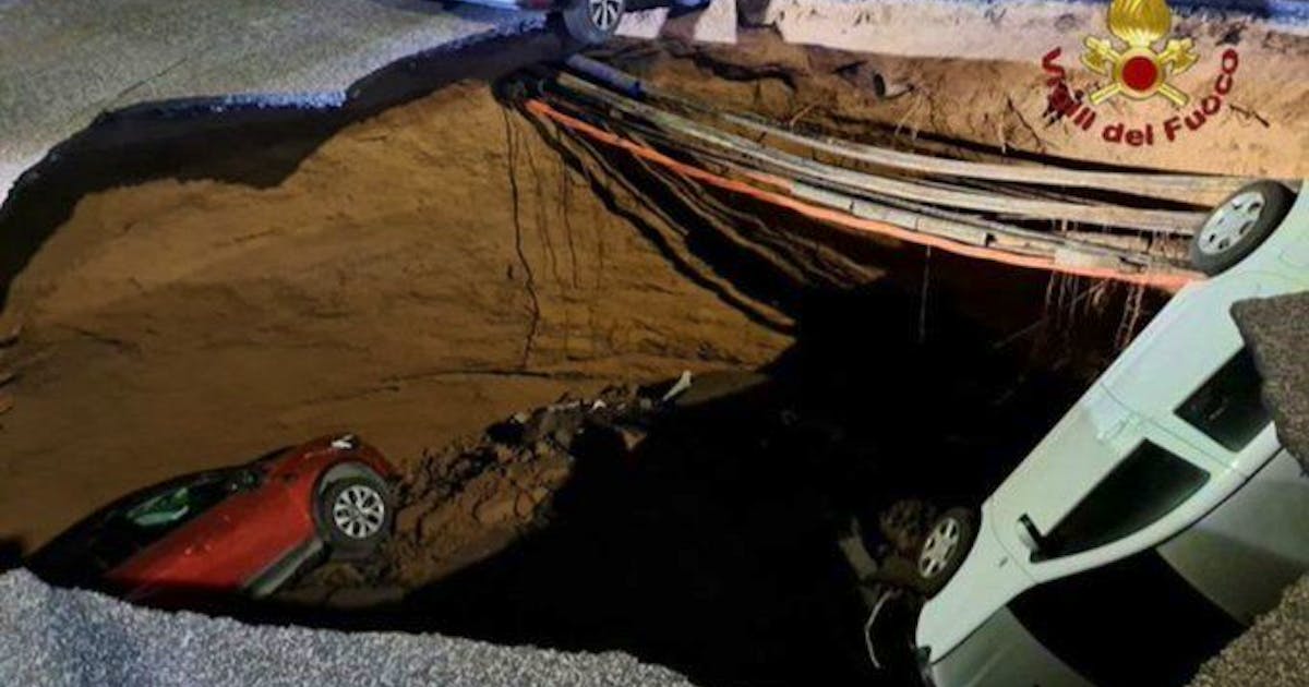 Ten meters deep: a huge hole in the ground in Rome swallows two cars