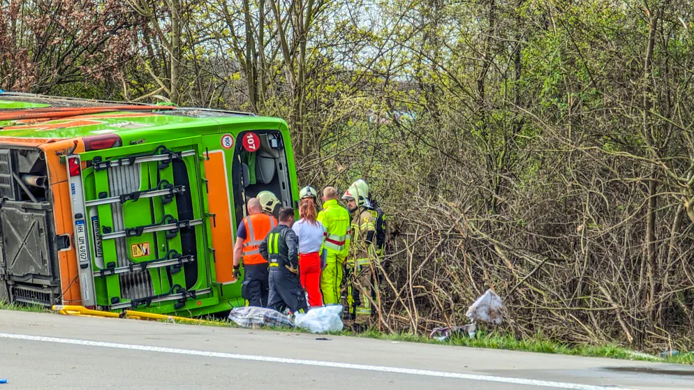 Heute Morgen kam es zu einem schweren Verkehrsunfall auf der Bundesautobahn 9. Ein Reisebus FlixBus, der mit über 50 Insassen besetzt auf dem Weg nach Zürich war, fuhr auf der Bundesautobahn 9 in Richtung München. Kurz vor dem Schkeuditzer Kreuz kam der Bus aus bislang unklarer Ursache nach rechts von der Fahrbahn ab und kippte in der angrenzenden Böschung zur Seite. Durch den Verkehrsunfall wurden zahlreiche Insassen des Busses verletzt. Mehrere Personen erlagen ihren schwersten Verletzungen noch an der Unfallstelle. Etwa zwanzig Personen wurden verletzt und mussten zum Teil mit schweren Verletzungen in Krankenhäuser gebracht werden. Es waren zahlreiche Rettungskräfte, Kameraden der Feuerwehr, Hubschrauber sowie technische Spezialfah