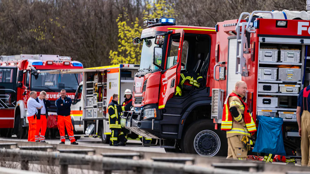 Die örtlichen Feuerwehren waren ebenfalls schnell am Unfallort. Aber nicht so schnell, wie die Feuerwehrleute aus Saarbrücken, die auf der Heimfahrt von einem Betriebsaufflug waren.