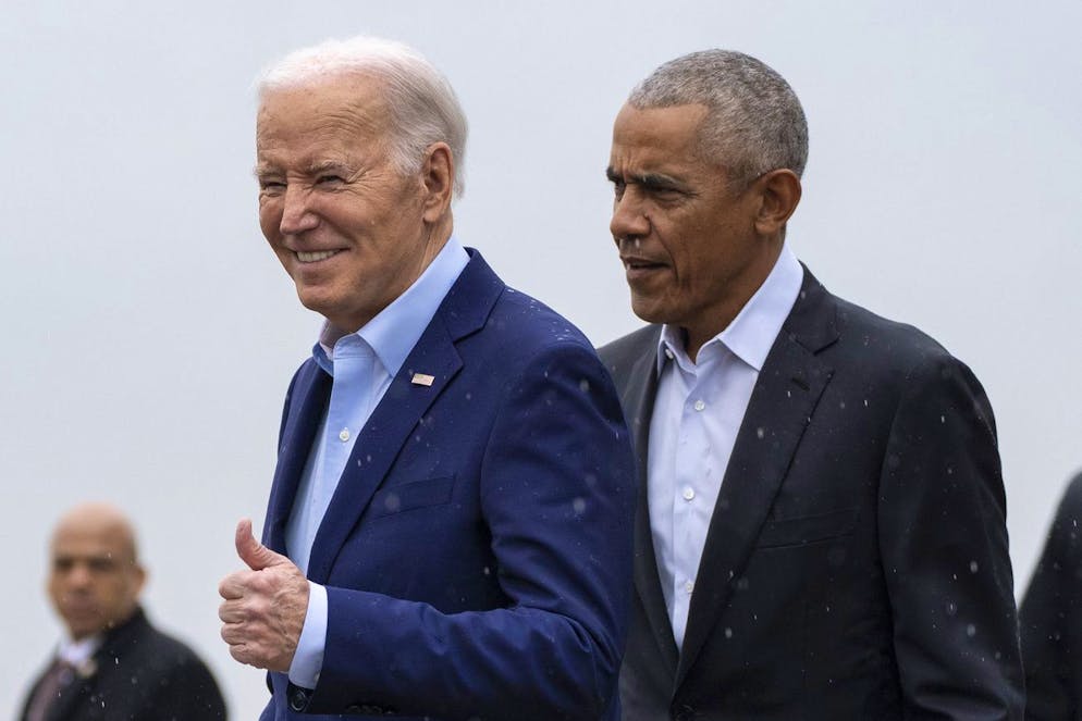 Il presidente Joe Biden e l'ex presidente Barack Obama arrivano all'aeroporto internazionale John F. Kennedy.