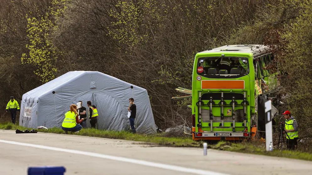 Rettungskräfte an der Unglücksstelle auf der A9 nahe Leipzig. (27. März 2024)