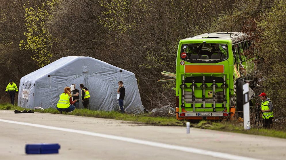 Flixbus-Unglück in Deutschland. Drei der vier Todesopfer identifiziert +++ Feuerwehr auf Betriebsausflug rettete Menschen