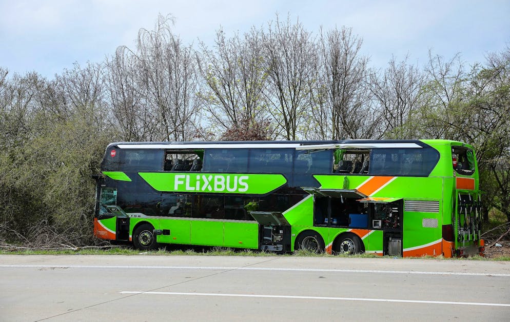 Schwerer Busunfall: Drei der vier Todesopfer identifiziert. Der Fahrer des auf der A9 verunglückten Busses soll nach Angaben des Busunternehmens alle Lenk- und Ruhezeiten eingehalten haben.