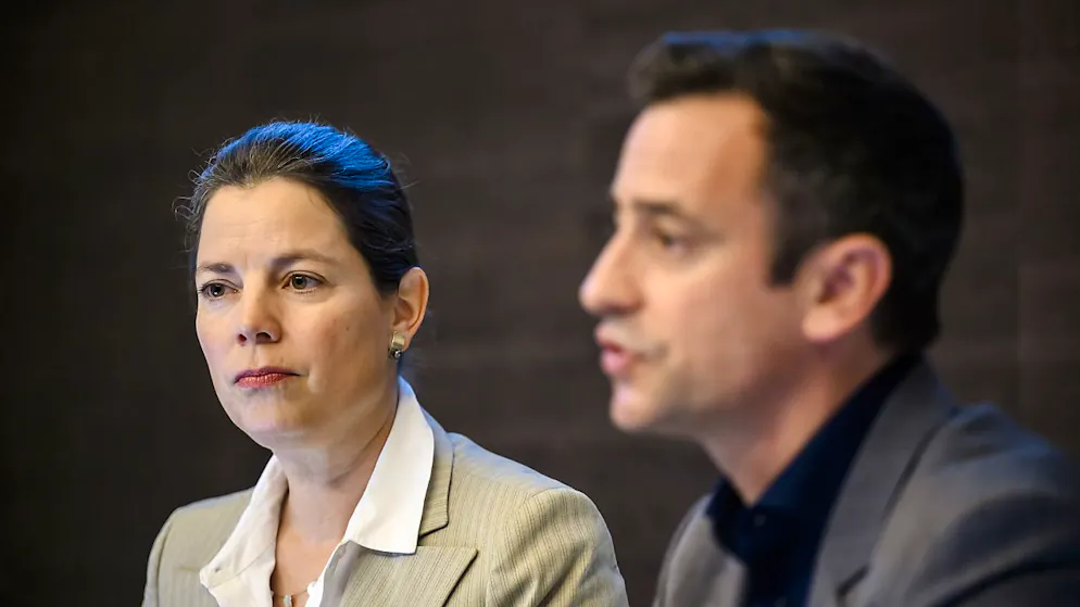 Manon Schick, directrice générale de l'enfance et de la jeunesse, et le conseiller d'Etat Vassilis Venizelos ont annoncé jeudi les nouvelles mesures vaudoises pour la protection des mineurs.