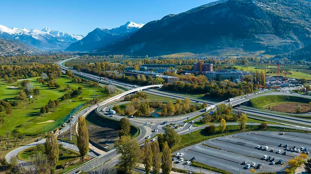 La passerelle enjambe l'autoroute A9 et permet notamment aux usagers du site de l'hôpital de rejoindre le centre-ville de Sion à pied ou à vélo.