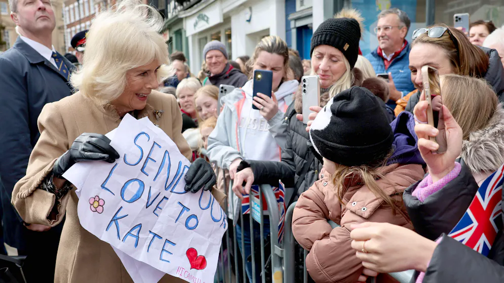 Königin Camilla nimmt am 27. März 2024 bei einem öffentlichen Auftritt in Shrewsbury gleich mehrere Glückwünsche für Kate entgegen und sagt: «Sie wird begeistert sein.»