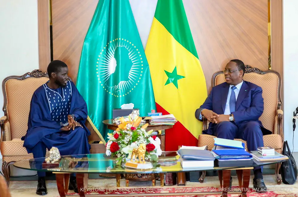 Une photo diffusée par le Palais présidentiel sénégalais montre le président sénégalais sortant Macky Sall (à droite) accueillant son successeur, le président élu Bassirou Diomaye Faye (à gauche), au Palais présidentiel de Dakar, au Sénégal, le 28 mars 2024.