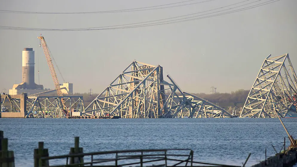 Ein Kran ist in der Nähe der Trümmer der Francis Scott Key Bridge zu sehen. Foto: Steve Ruark/FR96543 AP/AP/dpa