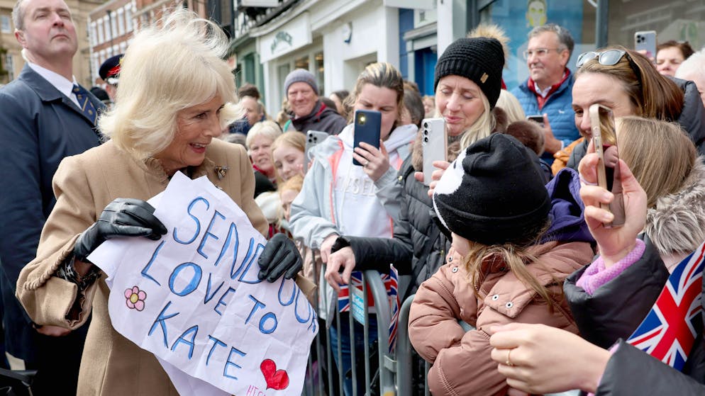 Un pilastro nella crisi. Camilla è la salvezza della famiglia reale e accetta gli auguri per Kate