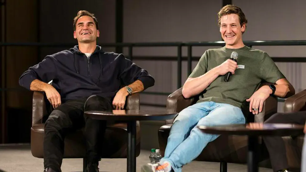 Stefan Küng hat auch 2024 hohe Ansprüche - Gallery. Stefan Küng und Roger Federer anlässlich einer Podiumsdiskussion am Olympia-Treff von Swiss Olympic im vergangenen November.