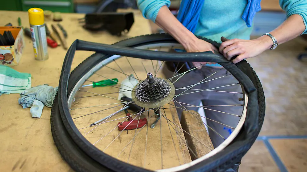 Dans le cadre de ses "Samedis du vélo", l'association Pro Vélo Genève propose dès le 13 avril 18 balades culturelles guidées à vélo, ainsi que des cours de conduite et de mécanique (illustration).