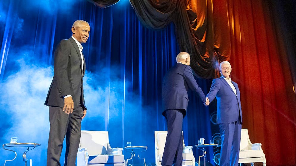 L'evento per la raccolta fondi presso il Radio City Music Hall di New York ha visto la partecipazione di Joe Biden, Barack Obama e Bill Clinton.