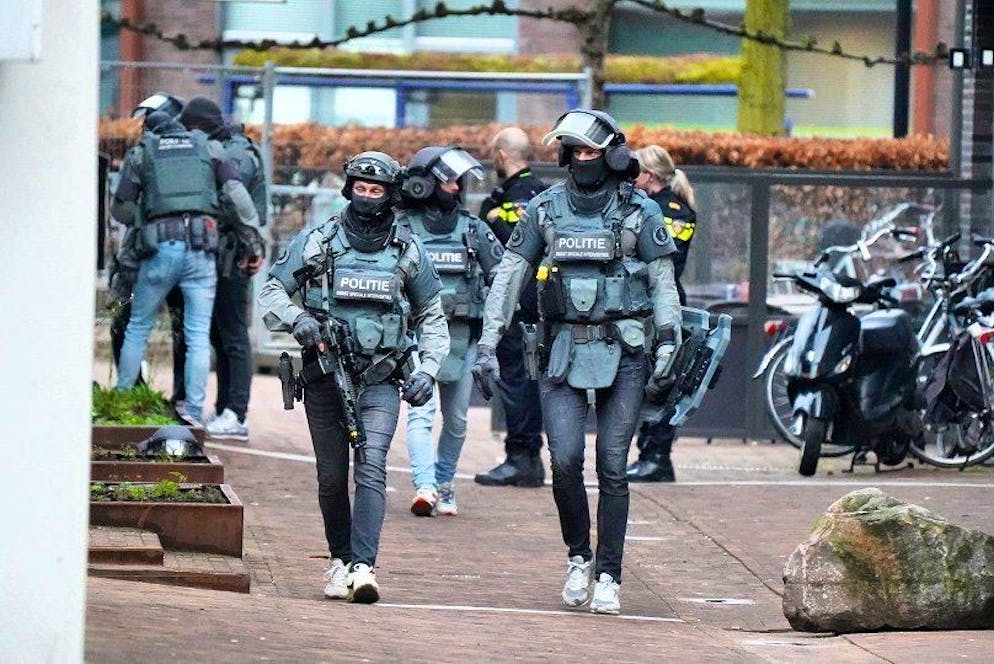 Presa ostaggi Olanda. La polizia e i servizi di emergenza sono schierati nel centro di Ede, Paesi Bassi, 30 marzo 2024.