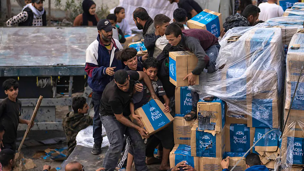 Raids israéliens et drame lors d'une distribution d'aide à Gaza - Gallery. Les distributions d'aide donnent souvent lieu à des bousculades, la population de Gaza étant affamée, surtout au nord de l'enclave, où Israël interdit les livraisons de l'UNRWA.