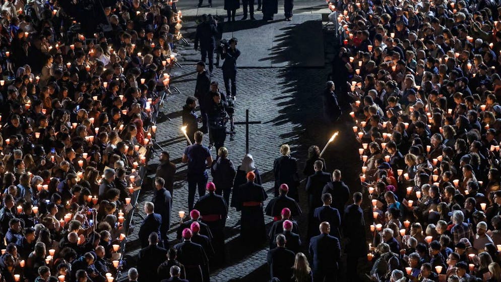 La participation du pape samedi soir était toujours prévue en fin de matinée, malgré l'annulation vendredi soir, à la dernière minute, de sa venue au Chemin de Croix qui s'est tenu au Colisée devant 25'000 personnes.