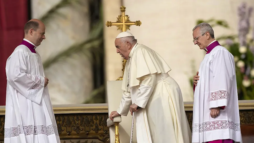 Le pape à son arrivée sur la place Saint-Pierre où il devait célébrer la messe de Pâques.