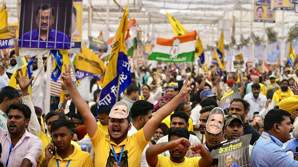 Des milliers de sympathisants de l'opposition indienne se sont rassemblés dimanche à New Delhi pour dénoncer l'arrestation d'un de leurs dirigeants, Arvind Kejriwal, qui est en détention provisoire dans le cadre d'une enquête pour corruption.