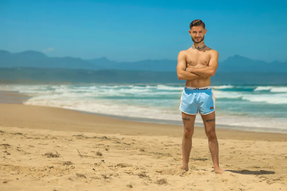 «Bachelorette 2024»: Die Kandidaten. Dario (21) aus Hölstein (BL): Dario ist ein Frühaufsteher: diszipliniert, perfektionistisch und zielstrebig. Er ist religiös, höflich und treu. Seine Leidenschaft ist die Musik: In seiner Freizeit rappt der Automobilfachmann gern auf Deutsch. Er hatte trotz seines jungen Alters bereits eine dreijährige Beziehung.