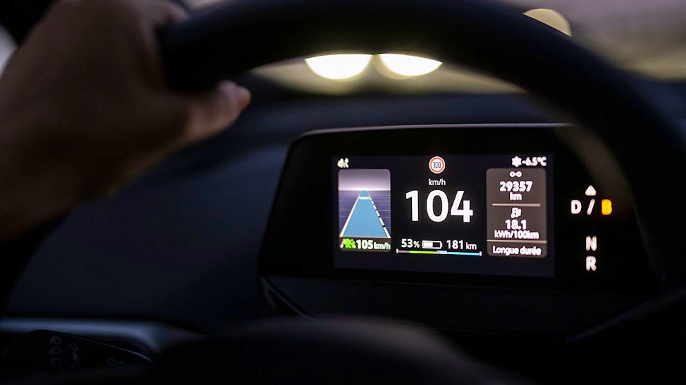 Neue Autos müssen ab dem 1. April über ein Fahrassistenz-System und einen Unfall-Datenschreiber verfügen. (Archivbild)