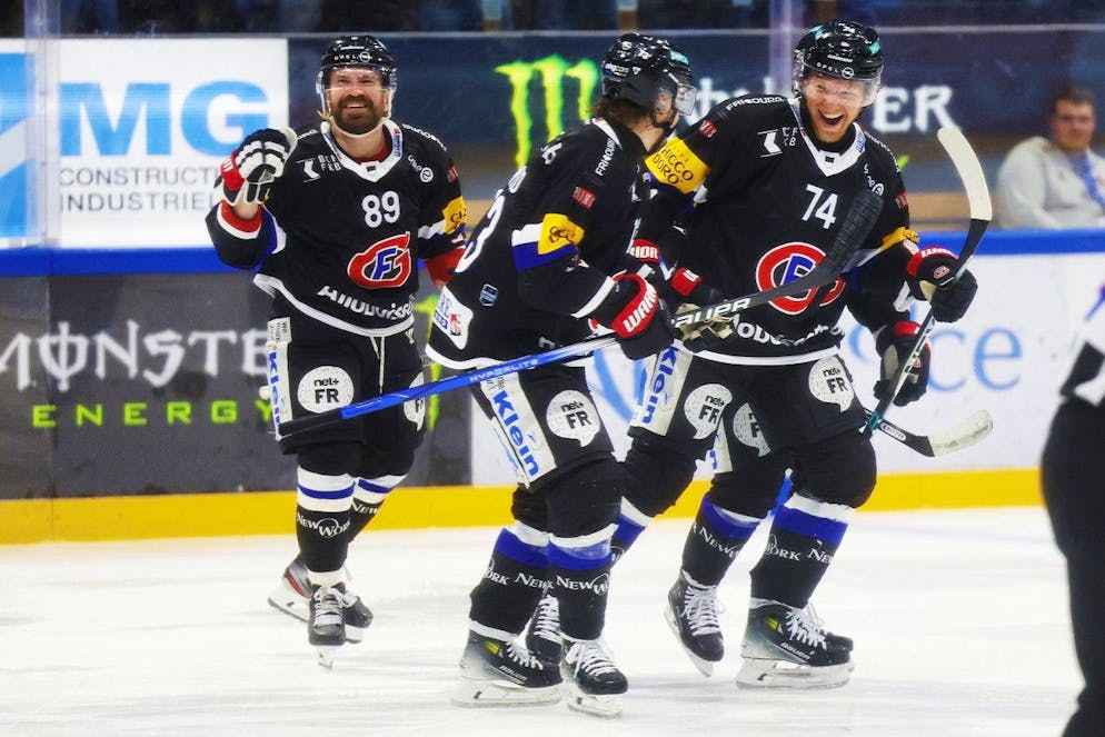 Andrei Bykov (no 89) laisse éclater sa joie après son but.