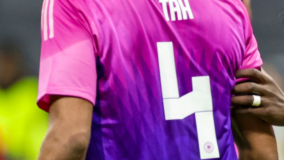 Deutschlands Jonathan Tah trägt das Adidas-Trikot mit der Rückennummer 4.