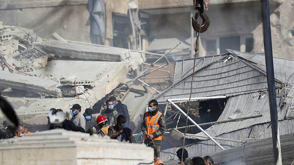 ARCHIV - Rettungskräfte arbeiten an einem von einem Luftangriff getroffenen Gebäude in der syrischen Hauptstadt Damaskus. Foto: Omar Sanadiki/AP/dpa