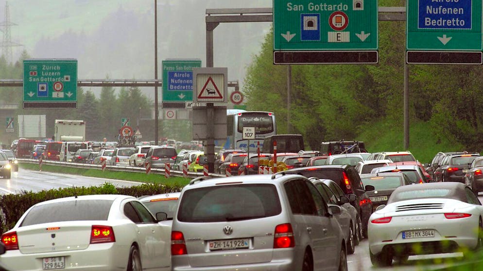 Alle Jahre wieder: Oster-Rückreiseverkehr bei Airolo vor dem Südeingang zum Gotthard-Strassentunnel. (Archivbild)