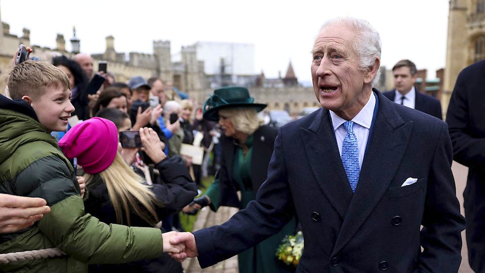 Re Carlo III è riapparso in pubblico per la prima volta dalla diagnosi di cancro che lo ha costretto da settimane a ridurre drasticamente i suoi impegni.