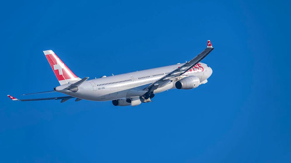 Direzione Zurigo. Paura su un volo di Swiss, un passeggero aggredisce l'equipaggio