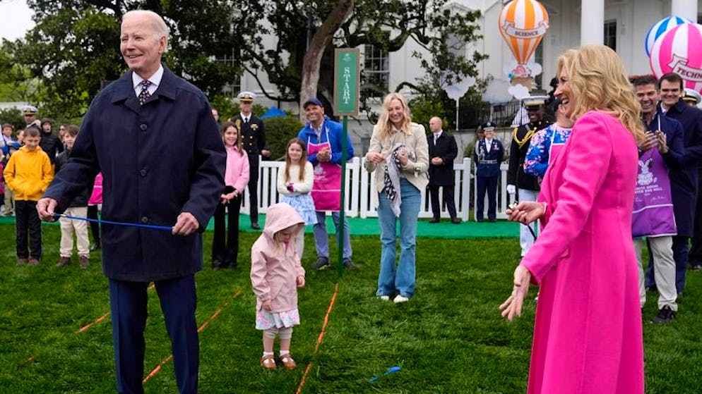 Präsident Joe Biden, links, und First Lady Jill Biden, rechts, nehmen am Ostereierlauf des Weissen Hauses auf dem Südrasen des Weissen Hauses teil. 