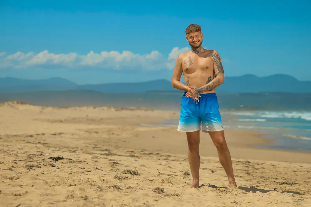 «Bachelorette 2024»: Die Kandidaten. Martin (26) aus Königsbrunn (DE): Der Kundenberater aus Deutschland tritt manchmal arrogant auf, ist aber eigentlich sehr zugänglich. Er steht gern im Mittelpunkt, findet sich sehr reif und sagt, er wisse, wie man mit Frauen spricht. Nach eigenen Angaben hatte er Sex mit 330 Frauen. Die wilden Zeiten liegen nun aber hinter ihm und er sucht etwas Festes.