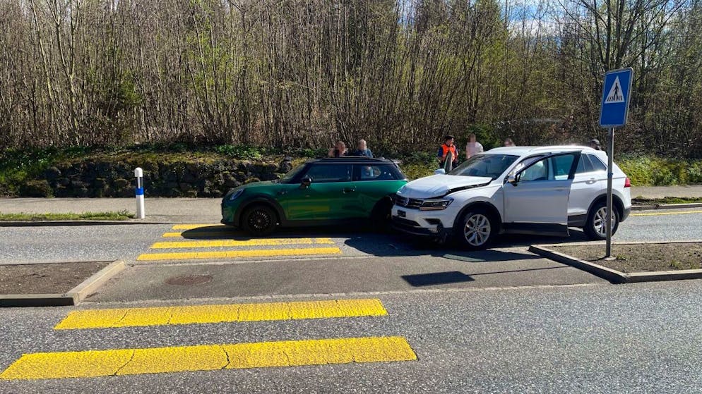 Alle drei Insassen der beiden Fahrzeuge wurden beim Unfall verletzt.