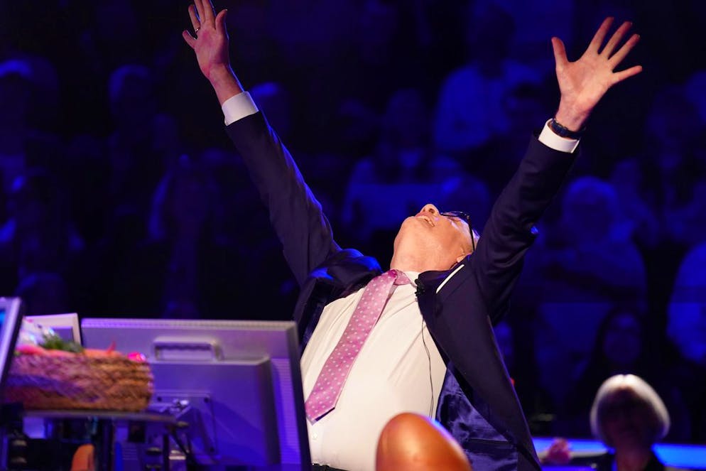 «Wer wird Millionlär»: Günther Jauch erliegt französisischem Charme. Günter Jauch musste irgendwann die Waffen strecken: «Bitte gucken Sie mich nicht an.»