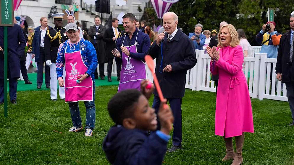 Joe Biden (2.v.r), Präsident der USA, und First Lady Jill Biden (r) nehmen beim Ostereier-Rollen auf dem Südrasen im Weißen Haus teil. Foto: Evan Vucci/AP/dpa