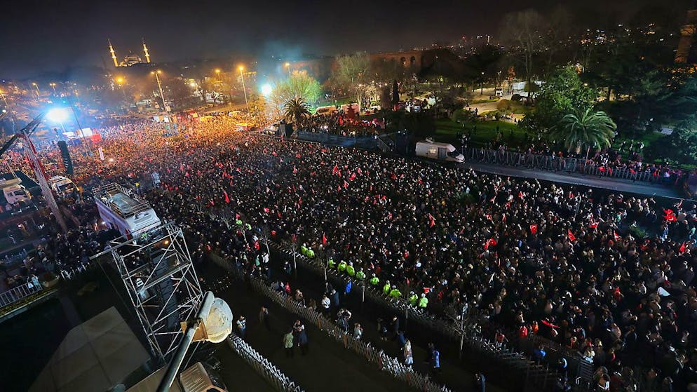 "Erdogan, démission!" a entonné la foule, tout de suite rappelée à l'ordre par le maire d'Istanbul réélu Ekrem Imamoglu.