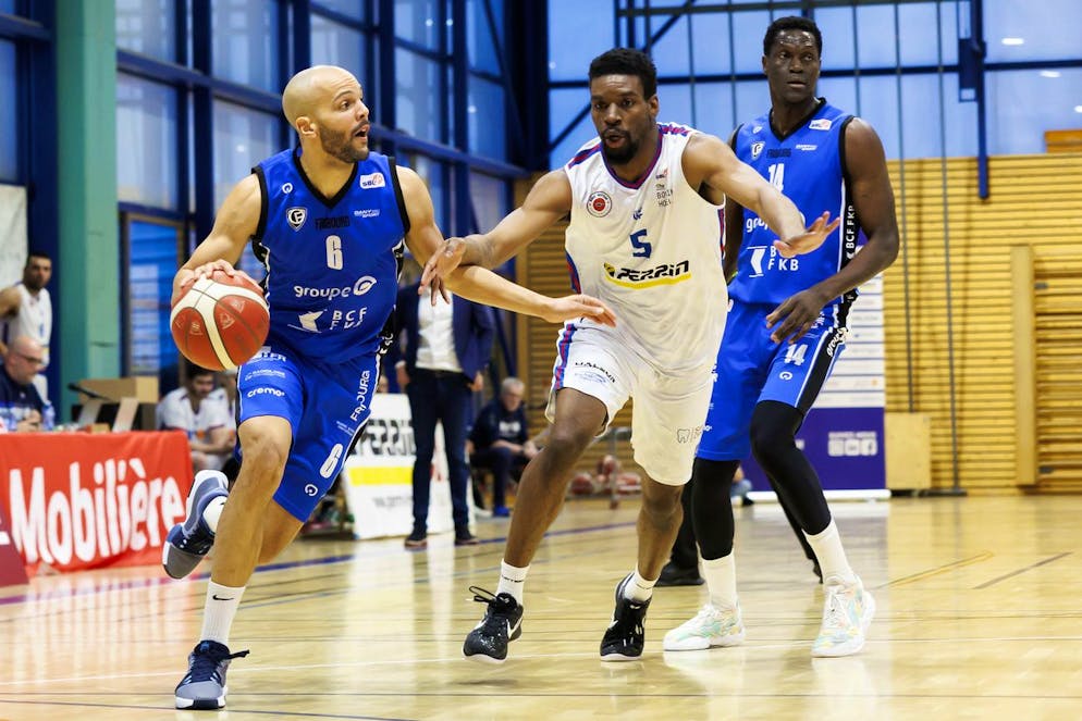 Jonathan Kazadi, balle en main, affronte Xavier Ford durant cette rencontre